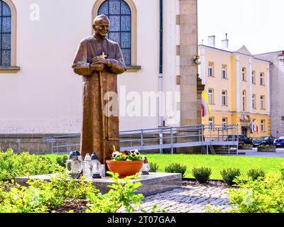 Gorlica, Poland - May 2, 2022: Monument to John Paul II near the Basilica of the Nativity of the Blessed Virgin Mary. Stock Photo