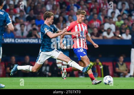 Madrid, Spain. 4th Oct, 2023. Marcos Llorente (R) of Atletico de Madrid vies with Wieffer of Feyenoord during a UEFA Champions League football match between Atletico de Madrid and Feyenoord in Madrid, Spain, Oct. 4, 2023. Credit: Gustavo Valiente/Xinhua/Alamy Live News Stock Photo