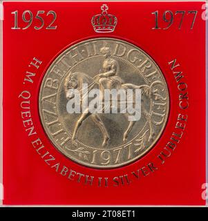 H.M. Queen Elizabeth II Silver Jubilee Crown, souvenir coin from 1977 Stock Photo