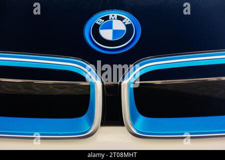 BMW electric car logo – Stock Editorial Photo © philipus #170851304