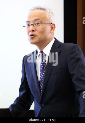 Wako, Japan. 5th Oct, 2023. Japan's research institutr Riken quantum computing center head Yasunobu Nakamura speaks about the new superconducting quantum computer at the Riken RQC-Fujitsu Collaboration Center in the facility of Riken in Wako, suburban Tokyo on Thursday, October 5, 2023. Riken and Fujitsu developed the new 64 qubit quantum computer, based on the platform of hybrid quantum computing which combines 64 qubit quantum computer with Fujitsu's 40 qubit quantum computer simulators. (photo by Yoshio Tsunoda/AFLO) Stock Photo