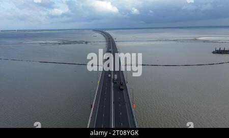 Beijing, China. 5th Oct, 2023. This photo taken on June 25, 2023 shows the Padma Bridge on the outskirts of Dhaka, Bangladesh. The bridge, which was undertaken by China Railway Major Bridge Engineering Group Co, Ltd. and opened to public in June 2022, ending the history of crossing the mighty Padma river between dozens of districts in southern Bangladesh and the capital of Dhaka only by ferries or boats. Credit: Xinhua/Alamy Live News Stock Photo