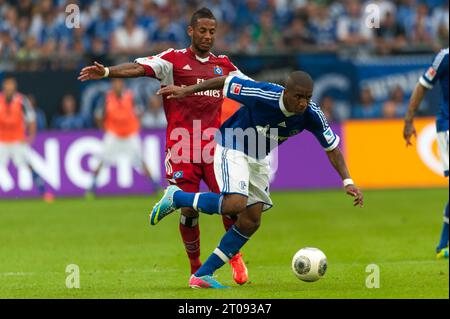 Jefferson Farfan (17) Aktion gegen DENNIS AOGO FC Schalke 04 - Hamburger SV 3:3 Fußball Bundesliga in Gelsenkirchen, Deutschland am 11.08.2013 Stock Photo