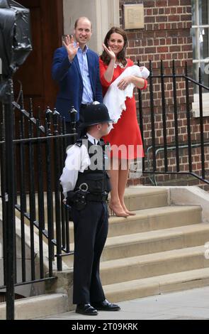 London, UK. 23rd Apr, 2018. Catherine, Duchess of Cambridge and Prince William, Duke of Cambridge depart the Lindo Wing with their newborn son Prince Louis of Cambridge at St Mary's Hospital in London, England. Credit: SOPA Images Limited/Alamy Live News Stock Photo