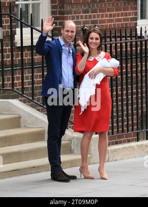 London, UK. 23rd Apr, 2018. Catherine, Duchess of Cambridge and Prince William, Duke of Cambridge depart the Lindo Wing with their newborn son Prince Louis of Cambridge at St Mary's Hospital in London, England. (Photo by Fred Duval/SOPA Images/Sipa USA) Credit: Sipa USA/Alamy Live News Stock Photo