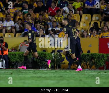 Monterrey, Mexico. 04th Oct, 2023. October 4, 2023; Monterrey, Nuevo León, Mexico, Estádio Universitário; Liga BBVA MX Round 11 match between Club Tigres UANL and Toluca. Toluca players celebrating the late equalizer. Mandatory Credit: Toby Tande Credit: Px Images/Alamy Live News Stock Photo