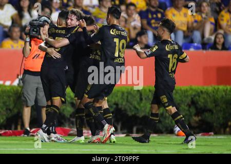 Monterrey, Mexico. 04th Oct, 2023. October 4, 2023; Monterrey, Nuevo León, Mexico, Estádio Universitário; Liga BBVA MX Round 11 match between Club Tigres UANL and Toluca. Toluca players celebrating first goal of the game. Mandatory Credit: Toby Tande Credit: Px Images/Alamy Live News Stock Photo