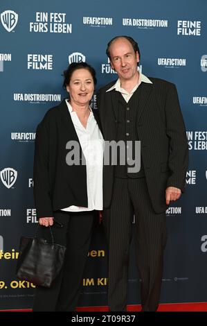 Schauspieler Charlotte Schwab und Piet Fuchs kommt zur Premiere der Film Komödie Ein Fest fürs Leben der am 19.10.2023 in die Kinos Kommt. *** Actors Charlotte Schwab and Piet Fuchs comes to the premiere of the film comedy A Feast for Life which comes to theaters on 19 10 2023 Stock Photo