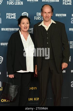 Schauspieler Charlotte Schwab und Piet Fuchs kommt zur Premiere der Film Komödie Ein Fest fürs Leben der am 19.10.2023 in die Kinos Kommt. *** Actors Charlotte Schwab and Piet Fuchs comes to the premiere of the film comedy A Feast for Life which comes to theaters on 19 10 2023 Stock Photo