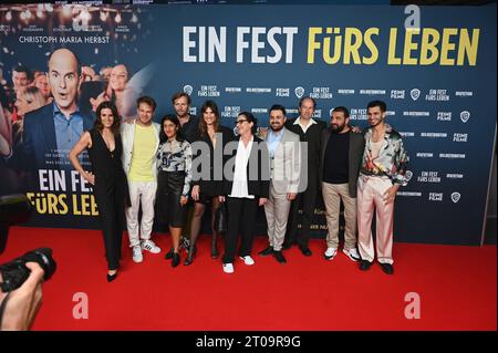 Gruppenbild der anwesenden Nebendarsteller Schauspieler Anne Schäfer, Ben Münchow, Banafshe Hourmazdi, Ulrich Brandhoff, Mira Benser, Charlotte Schwab, Sipan Hasan, Piet Fuchs, Sahin Eryilmaz und Mouataz Alshaltouh, l-r,zur Premiere der Film Komödie Ein Fest fürs Leben der am 19.10.2023 in die Kinos Kommt. *** Group picture of the supporting cast present actors Anne Schäfer, Ben Münchow, Banafshe Hourmazdi, Ulrich Brandhoff, Mira Benser, Charlotte Schwab, Sipan Hasan, Piet Fuchs, Sahin Eryilmaz and Mouataz Alshaltouh, l r,for the premiere of the film comedy Ein Fest fürs Leben which comes to t Stock Photo