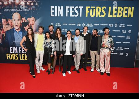 Gruppenbild der anwesenden Nebendarsteller Schauspieler Anne Schäfer, Ben Münchow, Banafshe Hourmazdi, Ulrich Brandhoff, Mira Benser, Charlotte Schwab, Sipan Hasan, Piet Fuchs, Sahin Eryilmaz und Mouataz Alshaltouh, l-r,zur Premiere der Film Komödie Ein Fest fürs Leben der am 19.10.2023 in die Kinos Kommt. *** Group picture of the supporting cast present actors Anne Schäfer, Ben Münchow, Banafshe Hourmazdi, Ulrich Brandhoff, Mira Benser, Charlotte Schwab, Sipan Hasan, Piet Fuchs, Sahin Eryilmaz and Mouataz Alshaltouh, l r,for the premiere of the film comedy Ein Fest fürs Leben which comes to t Stock Photo