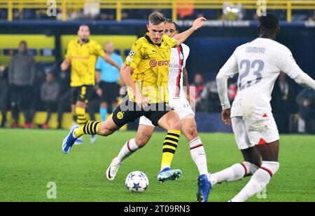 Fussball, Champions League, Deutschland, Herren, Saison 2023/2024, 2. Spieltag, Signal Iduna Park Dortmund: Bor. Dortmund - AC Mailand 0:0; Nico Schlotterbeck (BVB). Aktion   UEFA REGULATIONS PROHIBIT ANY USE OF PHOTOGRAPHS AS IMAGE SEQUENCES AND/OR QUASI-VIDEO Stock Photo