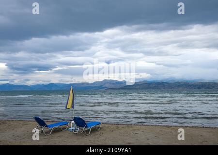 Kalamaki, Korfu, Griechenland - Blick vom Kalamaki Strand im Nordosten der griechischen Insel Korfu ueber das ionische Meer Richtung Festland Albanien. Kalamaki Korfu Griechenland *** Kalamaki, Corfu, Greece View from Kalamaki beach in the northeast of the Greek island Corfu over the Ionian Sea towards mainland Albania Kalamaki Corfu Greece Stock Photo