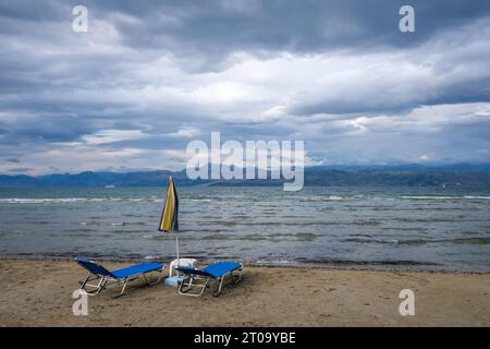 Kalamaki, Korfu, Griechenland - Blick vom Kalamaki Strand im Nordosten der griechischen Insel Korfu ueber das ionische Meer Richtung Festland Albanien. Kalamaki Korfu Griechenland *** Kalamaki, Corfu, Greece View from Kalamaki beach in the northeast of the Greek island Corfu over the Ionian Sea towards mainland Albania Kalamaki Corfu Greece Stock Photo