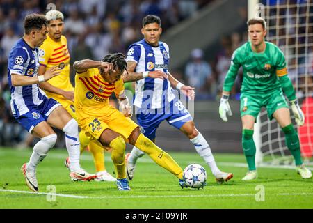 Pepê an Evanilson (Porto) and Jules Koundé (Barcelona) in action during the UEFA Champions League Group H, match between FC Porto and FC Barcelona Stock Photo