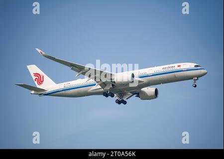 30.07.2023, Singapur, Republik Singapur, Asien - Ein Passagierflugzeug der Air China vom Typ Airbus A350-900 mit der Registrierung B-321M im Landeanflug auf den internationalen Flughafen Changi. Air China ist Mitglied der Star Alliance Luftfahrtallianz, einem internationalen Netzwerk von Fluggesellschaften. *** 30 07 2023, Singapore, Republic of Singapore, Asia An Air China Airbus A350 900 passenger aircraft with registration B 321M on approach to Changi International Airport Air China is a member of the Star Alliance aviation alliance, an international network of airlines Stock Photo