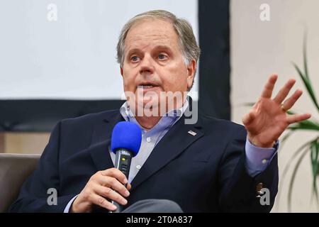 Wilmington, Delaware, USA. 5th Oct, 2023. Former Senator DOUG JONES lectures about his book Bending Toward Justice and the prosecution of individuals tied to the 1963 church bombing Wednesday, October 4, 2023; at the Wilmington public library. (Credit Image: © Saquan Stimpson/ZUMA Press Wire) EDITORIAL USAGE ONLY! Not for Commercial USAGE! Stock Photo