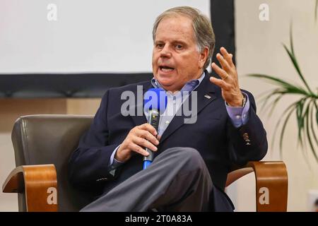 Wilmington, Delaware, USA. 5th Oct, 2023. Former Senator DOUG JONES lectures about his book Bending Toward Justice and the prosecution of individuals tied to the 1963 church bombing Wednesday, October 4, 2023; at the Wilmington public library. (Credit Image: © Saquan Stimpson/ZUMA Press Wire) EDITORIAL USAGE ONLY! Not for Commercial USAGE! Stock Photo