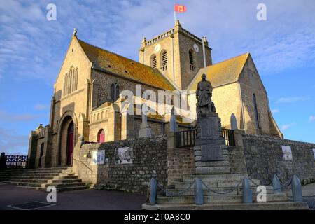 Frankreich, Barfleur, 27.08.2023: die Kirche Saint Nicolas aus dem 17. Jahrhundert am Hafen von Barfleur auf der Halbinsel Cotentin an der franzoesischen Kanalkueste im Departement Manche in der Normandie *** France, Barfleur, 27 08 2023 the church Saint Nicolas from the 17 century at the port of Barfleur on the peninsula Cotentin at the French channel coast in the department Manche in Normandy Stock Photo