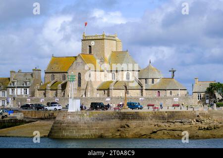 Frankreich, Barfleur, 27.08.2023: die Kirche Saint Nicolas aus dem 17. Jahrhundert am Hafen von Barfleur auf der Halbinsel Cotentin an der franzoesischen Kanalkueste im Departement Manche in der Normandie *** France, Barfleur, 27 08 2023 the church Saint Nicolas from the 17 century at the port of Barfleur on the peninsula Cotentin at the French channel coast in the department Manche in Normandy Stock Photo