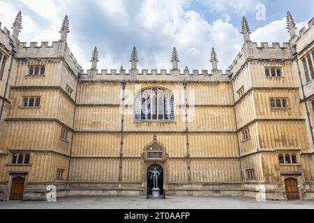 Great Gate on Catte Street of Old Bodleian Library entrance. The Bodleian Library is the main research library of the University of Oxford, and is one Stock Photo