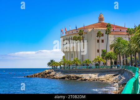 Avalon, CA, USA - September 13, 2023: View Catalina Casino building and walking path railing  from the Descanso Bay area in Avalon, California. Stock Photo