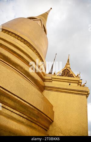 Gold mosaic of the Phra Si Rattana Chedi. This is a traditional stupa covered with gold mosaic tiles imported from Italy. Sited within the Wat Phra Ka Stock Photo