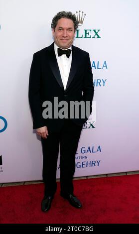 Gustavo Dudamel poses at the 2023 Los Angeles Philharmonic Gala,Thursday,  Oct. 5, 2023, at Walt Disney Hall in Los Angeles. (AP Photo/Chris Pizzello  Stock Photo - Alamy