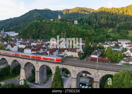 City view Hornberg in the Black Forest, viaduct of the tourist Black Forest railway with regional express, drone photo, Hornberg, Baden-Wuerttemberg Stock Photo