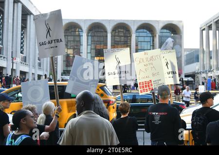 SAG-AFTRA members strike outside  the New York City Ballet's 2023 Fall Gala at the David H. Koch Theatre at Lincoln Center on October 05, 2023 in New Stock Photo