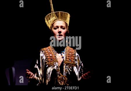 final scene, preparing to die: Helen Mirren (Cleopatra) in ANTONY AND CLEOPATRA by Shakespeare at The Other Place, Royal Shakespeare Company (RSC), Stratford-upon-Avon, England 13/10/1982  design: Nadine Baylis  lighting: Leo Leibovici  director: Adrian Noble Stock Photo
