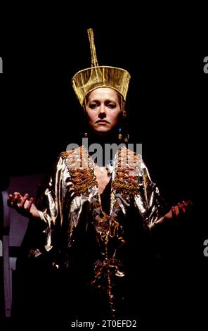 final scene, preparing to die: Helen Mirren (Cleopatra) in ANTONY AND CLEOPATRA by Shakespeare at The Other Place, Royal Shakespeare Company (RSC), Stratford-upon-Avon, England 13/10/1982  design: Nadine Baylis  lighting: Leo Leibovici  director: Adrian Noble Stock Photo