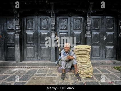 Kathmandu, Bagmati, Nepal. 7th Oct, 2023. An elderly man selling straw mats waits for customers below the Aakash Bhairav temple at Indrachowk in Kathmandu, Nepal on October 7, 2023. (Credit Image: © Sunil Sharma/ZUMA Press Wire) EDITORIAL USAGE ONLY! Not for Commercial USAGE! Stock Photo