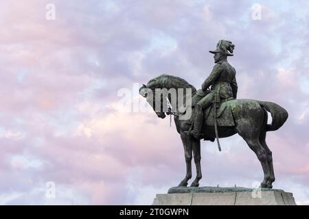 A memorial statue of King Edward VII of Britain outside the Liver Buildings, Liverpool, United Kingdom Stock Photo