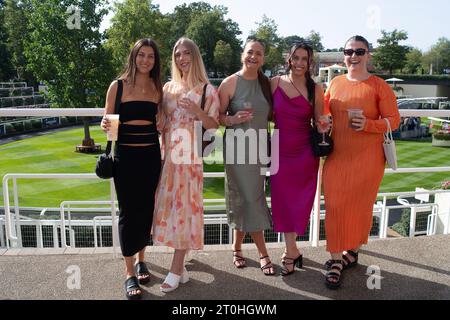 Ascot, Berkshire, UK. 7th October, 2023. Racegoers arriving at Ascot Racecourse for the Autumn Racing Saturday on a beautiful warm sunny day. Credit: Maureen McLean/Alamy Live News Stock Photo