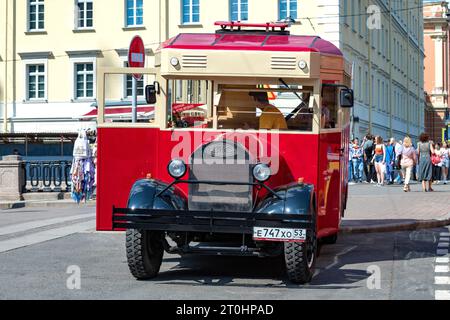 SAINT PETERSBURG, RUSSIA - JUNE 27, 2023: Retro bus ZIS-8 (replica) waiting for passengers for a city excursion on a sunny June day Stock Photo