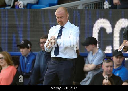 Everton, UK. 07th Oct, 2023. Sean Dyche, the manager of Everton checks his watch as the game kicks off. Premier League match, Everton v AFC Bournemouth at Goodison Park in Liverpool on Saturday 7th October 2023. this image may only be used for Editorial purposes. Editorial use only, pic by Chris Stading/Andrew Orchard sports photography/Alamy Live news Credit: Andrew Orchard sports photography/Alamy Live News Stock Photo
