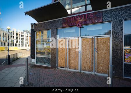 Coyotes bar and grill now abandoned with new building work in the background Stock Photo