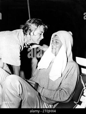 TONY CURTIS on set candid with his wife JANET LEIGH during filming of OPERATION PETTICOAT 1959 director BLAKE EDWARDS Granart Company / Universal Pictures Stock Photo