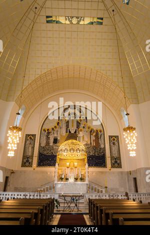 Main altar of the Kirche am Steinhof, also called the Church of St. Leopold, is the Roman Catholic oratory of the Otto-Wagner-Spital. The building, de Stock Photo