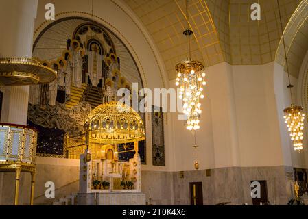 Main altar of the Kirche am Steinhof, also called the Church of St. Leopold, is the Roman Catholic oratory of the Otto-Wagner-Spital. The building, de Stock Photo