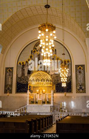 Main altar of the Kirche am Steinhof, also called the Church of St. Leopold, is the Roman Catholic oratory of the Otto-Wagner-Spital. The building, de Stock Photo