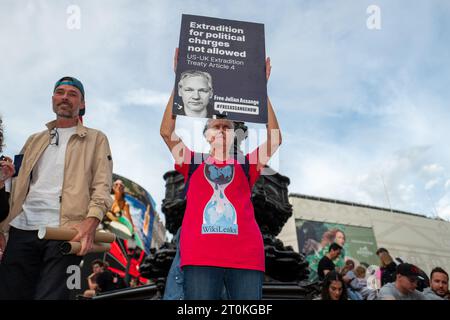 London, UK. 8th Oct, 2023. A small group of demonstrators was demanding to free Julian Assange from Belmarsh prison in London, where he has been confined since April 2019 after being found guilty of breaching the Bail Act. Assange is battling extradition from the United Kingdom to the US where he is wanted on criminal charges over the release of confidential military records and diplomatic cables in 2010. His supporters and civil liberties lawyers want him to be released and say prosecuting him is an attack on media freedom. (Credit Image: © Velar Grant/ZUMA Press Wire) EDITORIAL Stock Photo