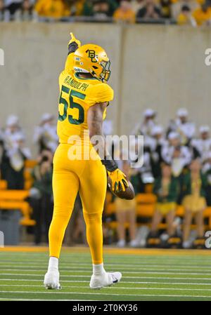 Baylor linebacker Garmon Randolph (55) follows a play during the second ...