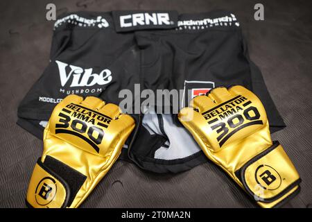 BELLATOR MMA 300 記念グッズセット October 7, 2023: Bellator MMA 300 special edition gold gloves on