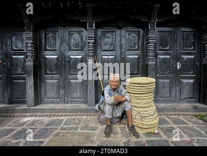 Kathmandu, Bagmati, Nepal. 7th Oct, 2023. An elderly man selling straw mats waits for customers below the Aakash Bhairav temple at Indrachowk in Kathmandu. (Credit Image: © Sunil Sharma/ZUMA Press Wire) EDITORIAL USAGE ONLY! Not for Commercial USAGE! Stock Photo