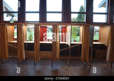 Schwangau, Germany. 08th Oct, 2023. View of empty polling booths at a polling station. In Bavaria, the election for the 19th Bavarian state parliament will take place on Sunday. Credit: Karl-Josef Hildenbrand/dpa/Alamy Live News Stock Photo