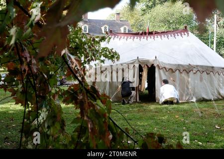 Philadelphia, United States. 07th Oct, 2023. People set up a replica of the war tent of Continental army General George Washington at the Revolutionary Germantown Festival in Philadelphia, PA, USA on October 7, 2023. The annual event commemorates the Battle of Germantown 246 years ago. (Photo by Bastiaan Slabbers/NurPhoto) Credit: NurPhoto SRL/Alamy Live News Stock Photo