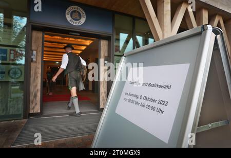 Schwangau, Germany. 08th Oct, 2023. A man in Bavarian traditional costume enters a polling station. The election for the 19th Bavarian state parliament takes place in Bavaria on Sunday. Credit: Karl-Josef Hildenbrand/dpa/Alamy Live News Stock Photo