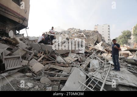 Palestinians inspect the ruins of Watan Tower destroyed in Israeli airstrikes Palestinians inspect the ruins of Watan Tower destroyed in Israeli airstrikes in Gaza city, on October 8, 2023. Fighting between Israeli forces and the Palestinian militant group Hamas raged on October 8, with hundreds killed on both sides after a surprise attack on Israel prompted Prime Minister Benjamin Netanyahu to warn they were embarking on a long and difficult war . Photo by Naaman Omar apaimages Gaza city Gaza Strip Palestinian Territory 081023 GAZA NAA 0057 Copyright: xapaimagesxNaamanxOmarxxxapaimagesx Stock Photo